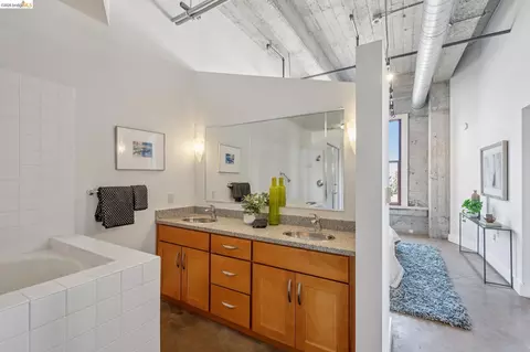 Bath - 201 4th St #406, Oakland, CA 94607 photo 2 of 5