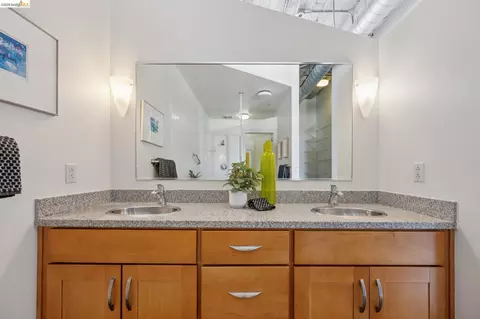 Bath - 201 4th St #406, Oakland, CA 94607 photo 1 of 5