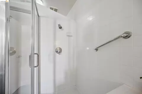 Bath - 201 4th St #406, Oakland, CA 94607 photo 3 of 5