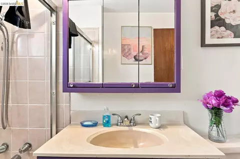 Bath - 207 Holly St, Vallejo, CA 94589 photo 2 of 4