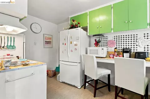 Kitchen - 207 Holly St, Vallejo, CA 94589 photo 4 of 8