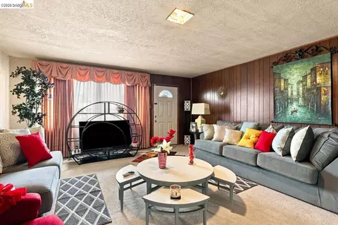 Living - 207 Holly St, Vallejo, CA 94589 photo 3 of 7