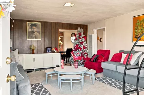 Living - 207 Holly St, Vallejo, CA 94589 photo 1 of 7