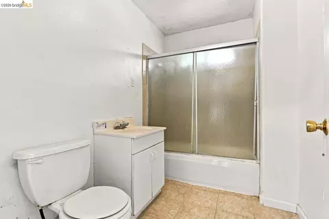 Bath - 207 Holly St, Vallejo, CA 94589 photo 3 of 4