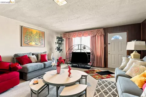 Living - 207 Holly St, Vallejo, CA 94589 photo 4 of 7