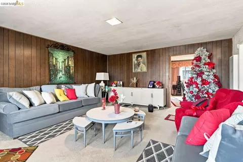 Living - 207 Holly St, Vallejo, CA 94589 photo 2 of 7