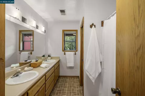 Bath - 5184 Darby Russell Rd, Murphys, CA 95247 photo 4 of 5