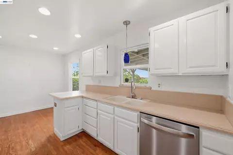 Kitchen - 17119 Rolando Ave, Castro Valley, CA 94546 photo 2 of 2