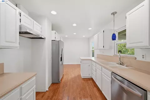 Kitchen - 17119 Rolando Ave, Castro Valley, CA 94546 photo 1 of 2