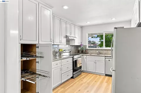 Kitchen - 6963 Portage Rd, Dublin, CA 94568 photo 5 of 6