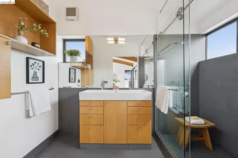 Bath - 2211 5th St #B, Berkeley, CA 94710 photo 2 of 3
