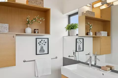Bath - 2211 5th St #B, Berkeley, CA 94710 photo 3 of 3