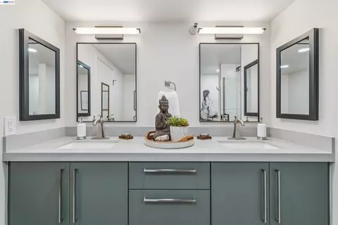 Bath - 247 Fourth St #405, Oakland, CA 94607 photo 2 of 4
