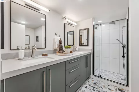 Bath - 247 Fourth St #405, Oakland, CA 94607 photo 1 of 4