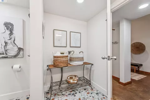 Bath - 247 Fourth St #405, Oakland, CA 94607 photo 4 of 4