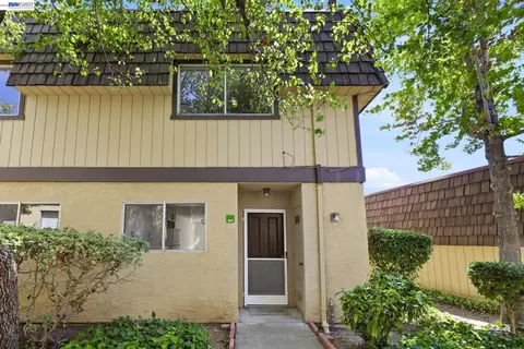 10401 Shaw St #401, Oakland, CA 94605