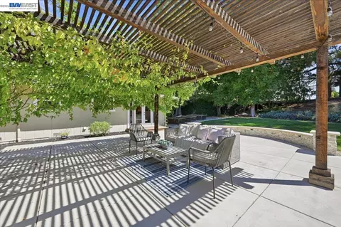 Exterior - 280 Bolla Ave, Alamo, CA 94507 photo 6 of 14