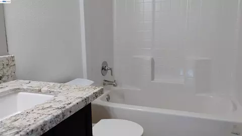 Bath - 965 Beaver Pond Loop, Madera, CA 93636 photo 1 of 4