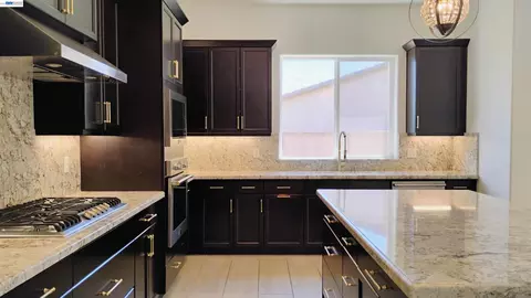 Kitchen - 965 Beaver Pond Loop, Madera, CA 93636 photo 3 of 4