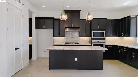 Kitchen - 965 Beaver Pond Loop, Madera, CA 93636 photo 1 of 4