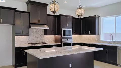 Kitchen - 965 Beaver Pond Loop, Madera, CA 93636 photo 2 of 4