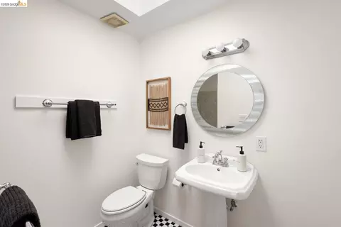 Bath - 2614 Warring St #9, Berkeley, CA 94704 photo 1 of 3