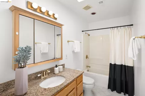 Bath - 2614 Warring St #9, Berkeley, CA 94704 photo 3 of 3