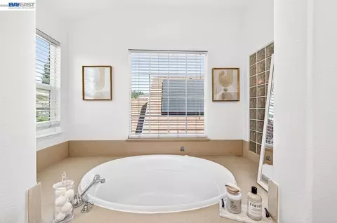 Bath - 3063 Ridgefield Ct, Dublin, CA 94568 photo 4 of 9