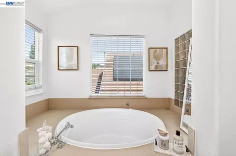Bath - 3063 Ridgefield Ct, Dublin, CA 94568 photo 1 of 5