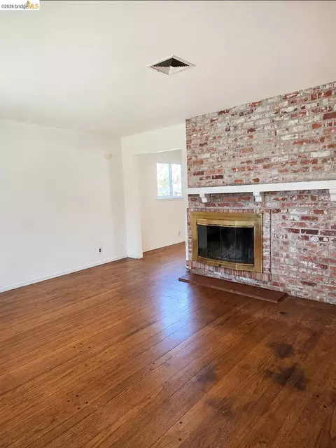 Living - 1480 Delwood St, Vallejo, CA 94591 photo 2 of 4