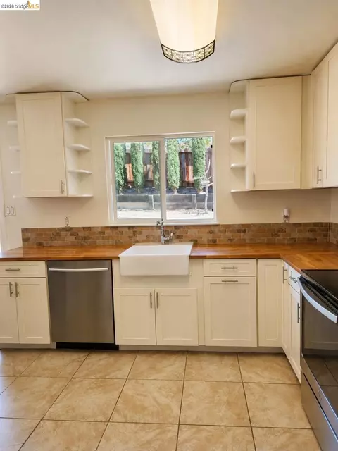 Kitchen - 1480 Delwood St, Vallejo, CA 94591 photo 2 of 2