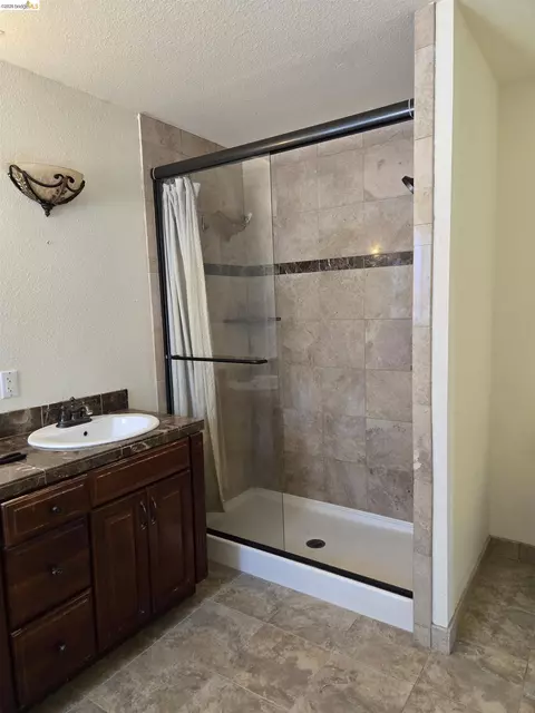 Bath - 1480 Delwood St, Vallejo, CA 94591 photo 1 of 2
