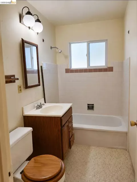 Bath - 1480 Delwood St, Vallejo, CA 94591 photo 2 of 2