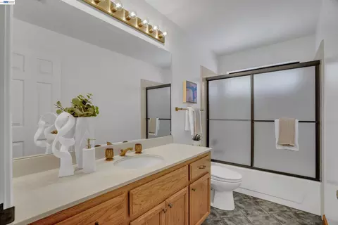 Bath - 22012 Sevilla Rd #95, Hayward, CA 94541 photo 1 of 2