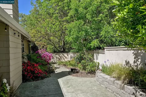 Exterior - 320 Warmcastle Ct, Martinez, CA 94553 photo 6 of 11
