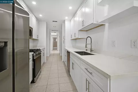 Entry Way - 320 Warmcastle Ct, Martinez, CA 94553 photo 2 of 2