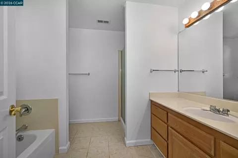 Bath - 320 Warmcastle Ct, Martinez, CA 94553 photo 2 of 3
