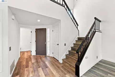 Entry Way - 2423 Blackpool Ln, San Leandro, CA 94577 photo 1 of 2