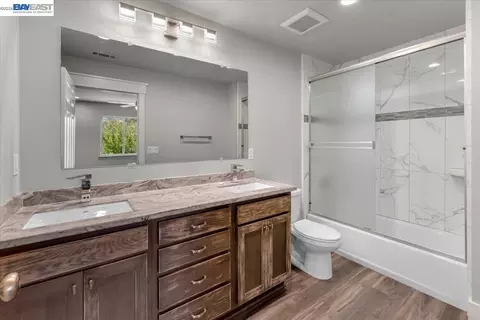 Bath - 2584 Reservoir Ln, Redding, CA 96002 photo 1 of 2