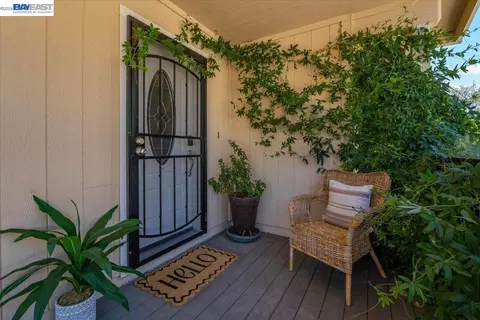 Entry Way - 2584 Reservoir Ln, Redding, CA 96002 photo 1 of 7