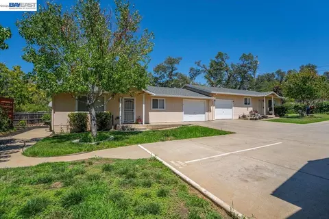 Exterior - 2584 Reservoir Ln, Redding, CA 96002 photo 14 of 19
