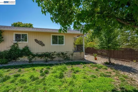 Exterior - 2584 Reservoir Ln, Redding, CA 96002 photo 6 of 19