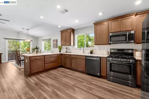 Kitchen - 2584 Reservoir Ln, Redding, CA 96002 photo 2 of 3
