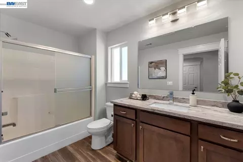 Bath - 2584 Reservoir Ln, Redding, CA 96002 photo 2 of 2