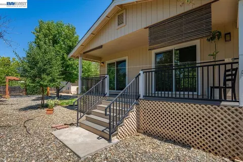 Exterior - 2584 Reservoir Ln, Redding, CA 96002 photo 4 of 19