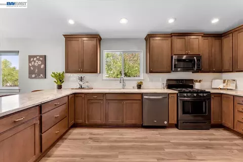 Kitchen - 2584 Reservoir Ln, Redding, CA 96002 photo 3 of 3