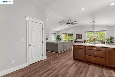 Entry Way - 2584 Reservoir Ln, Redding, CA 96002 photo 5 of 7