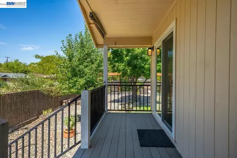 Exterior - 2584 Reservoir Ln, Redding, CA 96002 photo 3 of 19