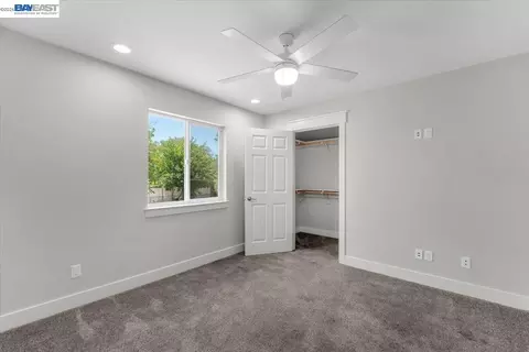 Bedroom - 2584 Reservoir Ln, Redding, CA 96002 photo 5 of 8