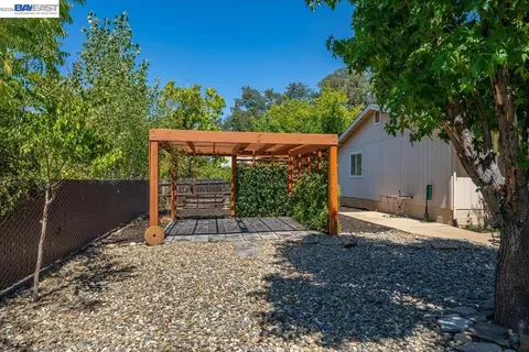 Exterior - 2584 Reservoir Ln, Redding, CA 96002 photo 5 of 19